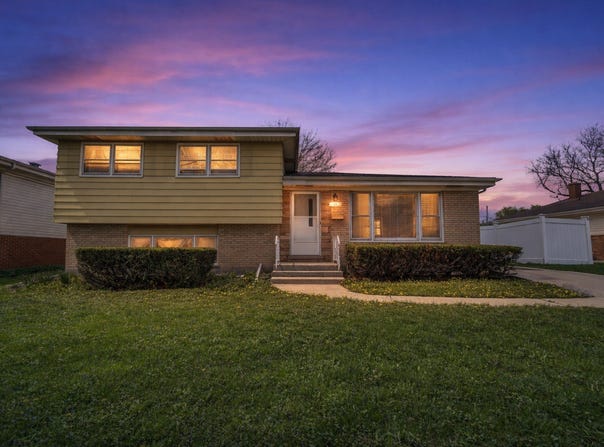 10 N ADAMS Drive, Addison, IL 60101