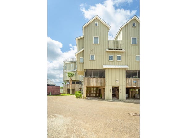 357 Pirates Landing Dr, Carrabelle, FL 32322