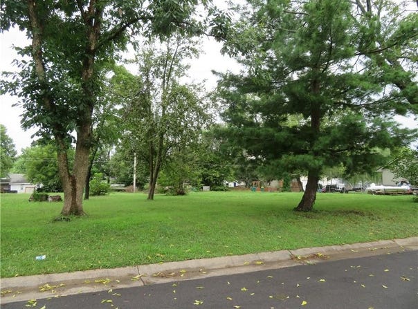 405 E Ottawa Street, Paola, KS 66071