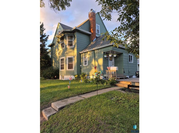 102 3rd St St SE, Pipestone, MN 56164