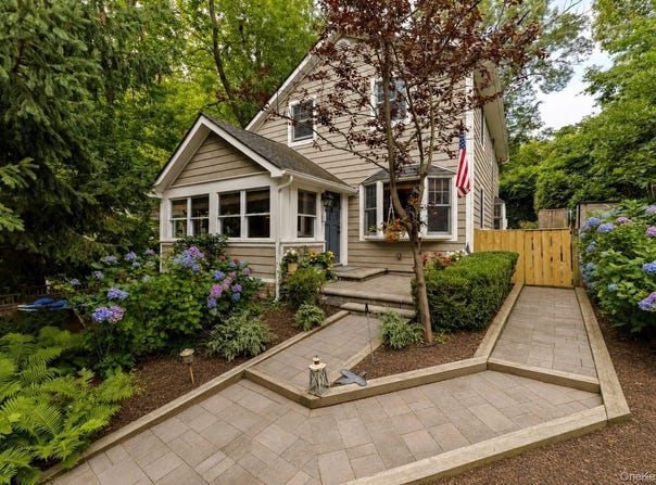 18 Walnut Avenue, Setauket, NY 11733
