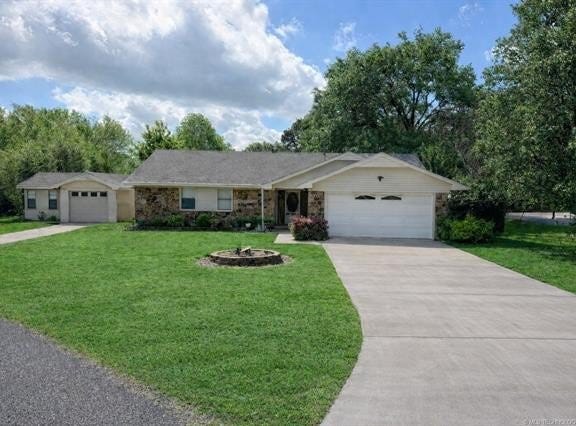 20 Brookwood Drive, Eufaula, OK 74432