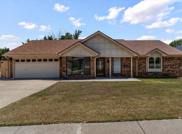 9901 Dickens Drive, Benbrook, TX 76126