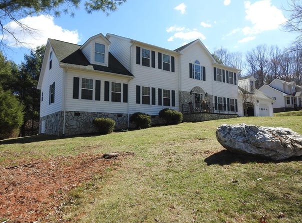 337 Fox Run Dr, Galax, VA 24333