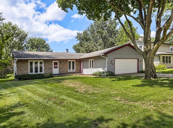 98 Brookside Drive, Elgin, IL 60123