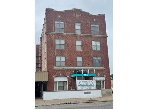 222 E 9th Ave, Winfield, KS 67156