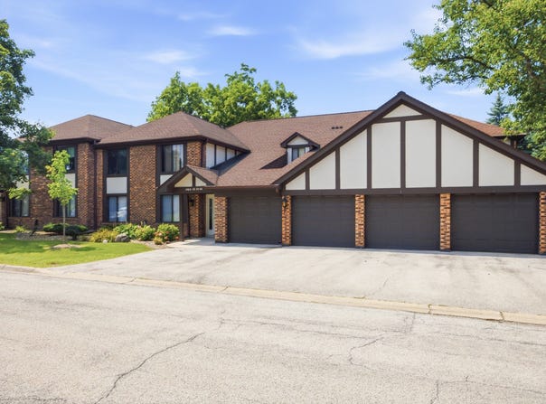 5804 Doe Circle, Westmont, IL 60559