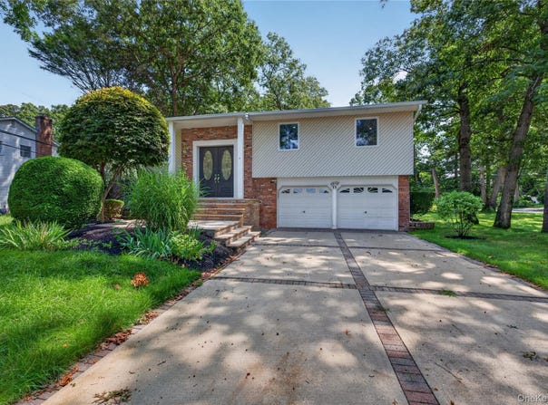 11 Penguin Lane, Commack, NY 11725