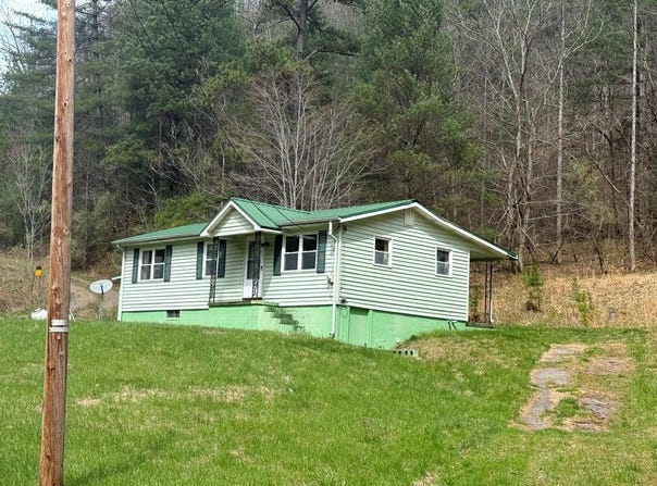 8836 Lovers Gap Road, Vansant, VA 24656
