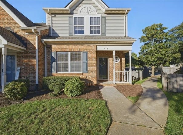 612 W Lake Circle, Chesapeake, VA 23322
