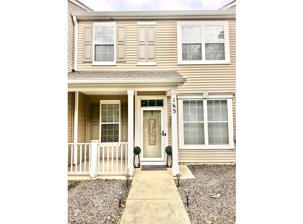 185 Springbrook Trail S, Oswego, IL 60543