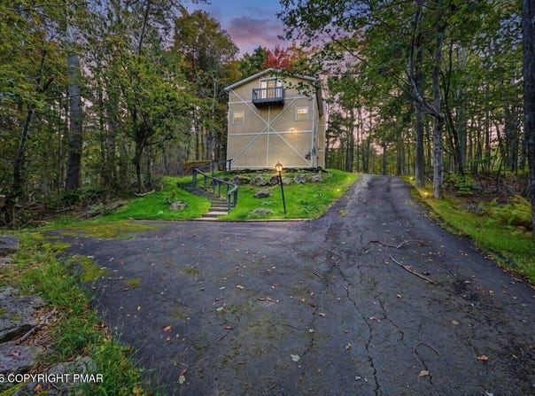 9868 Deerwood Drive, Tobyhanna, PA 18466
