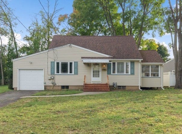 37 Leeds Dr, South Plainfield Boro, NJ 07080-3611