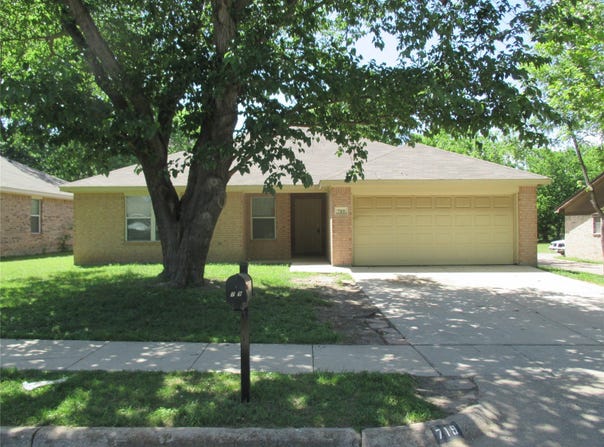719 Hallvale Drive, White Settlement, TX 76108