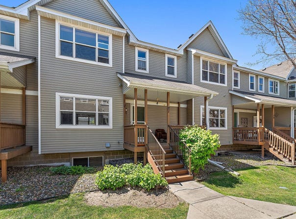21 River Bend Place, Chaska, MN 55318