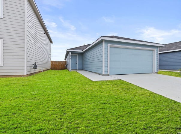 12731 Kathleen St, St Hedwig, TX 78152