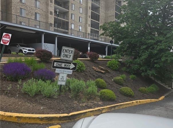 2160 Greentree Rd, Pittsburgh, PA 15220