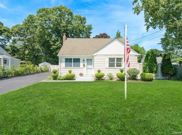 60 Hubbard Avenue, Riverhead, NY 11901