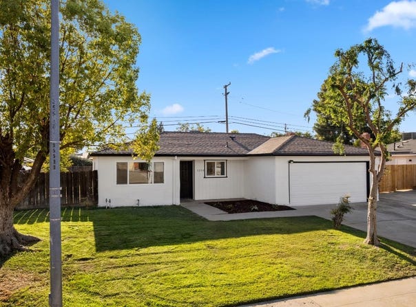 3298 Claremont Avenue, Clovis, CA 93611