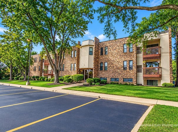 2212 Country Club Drive, Woodridge, IL 60517