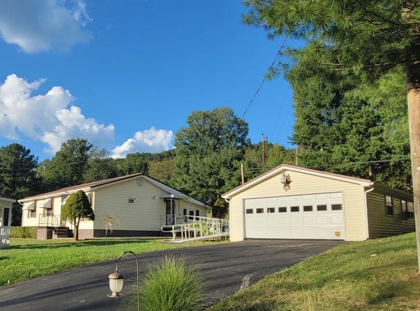 3455 Willowwood Rd, Hinton, WV 25951