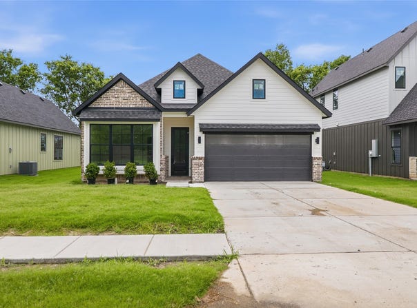 303 E Locust Street, Leonard, TX 75452