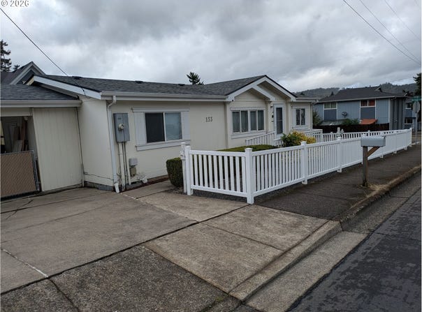 133 S GATEWAY Blvd, CottageGrove, OR 97424