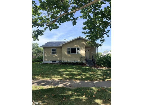402 W Pleasant Valley Street, Sigourney, IA 52591