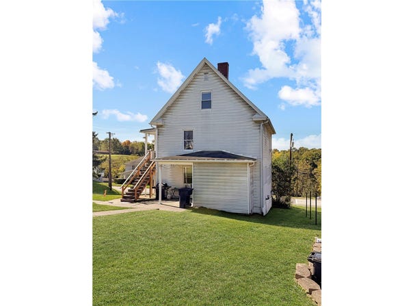 1583 E Maiden St, South Strabane, PA 15301