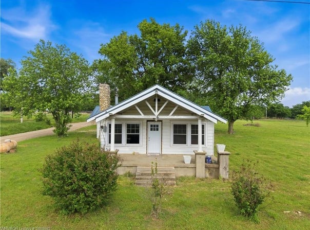 22389 North RD, Summers, AR 72769