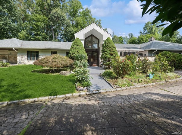 1 Engineers Road, Roslyn, NY 11576