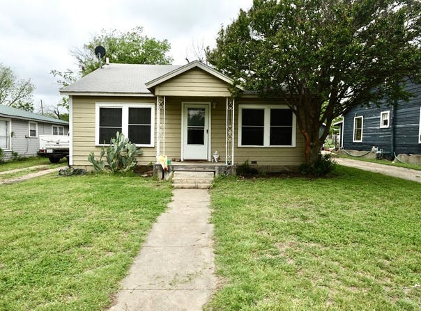 107 S Williams Drive, Comanche, TX 76442