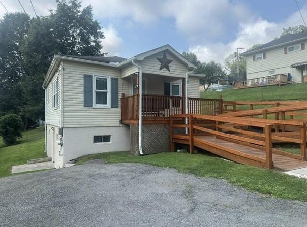 206 Carter Ave, CRAB ORCHARD, WV 25827