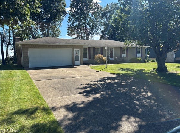 2014 Hillocke Street, Louisville, OH 44641