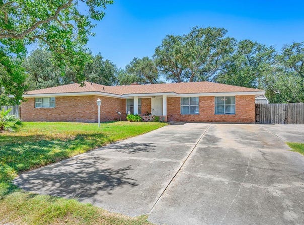 843 Pine Ave., ROCKPORT, TX 78382