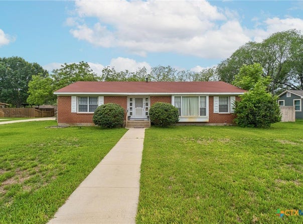 908 S Laurel Avenue, Luling, TX 78648