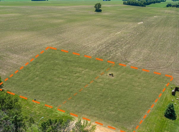 120 & 124 Kaukis Drive, Le Sueur, MN 56058