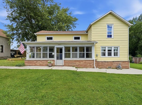 205 E Spring Street, Etna Green, IN 46524-9412