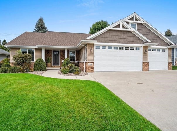 1004 HEYERDAHL Heights, HOBART, WI 54313