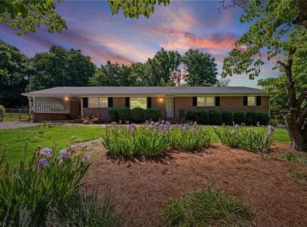 6595 Rollingwood Drive, Clemmons, NC 27012