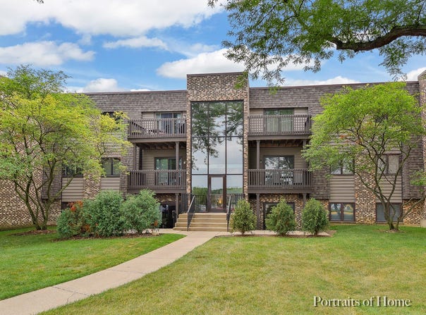 1464 Stonebridge Circle, Wheaton, IL 60189