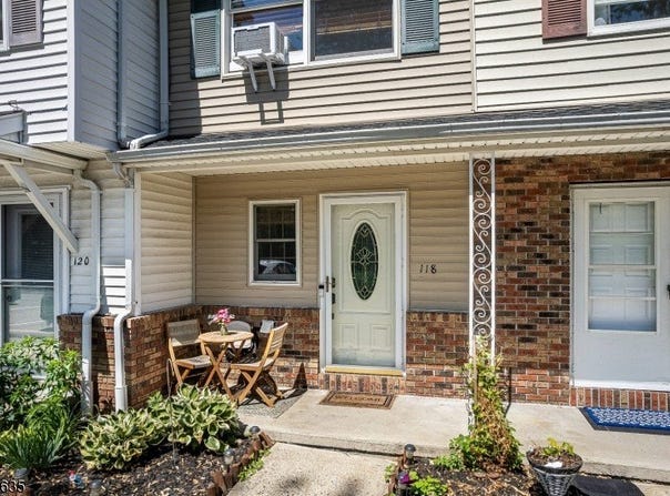 118 Brook Dr, Hackettstown Town, NJ 07840-1377