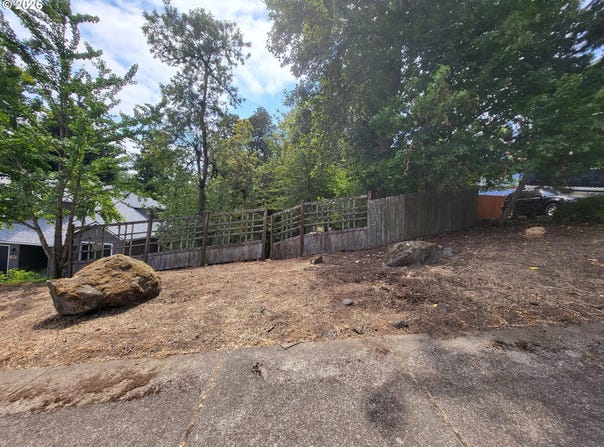 Dellwood Dr, Eugene, OR 97405