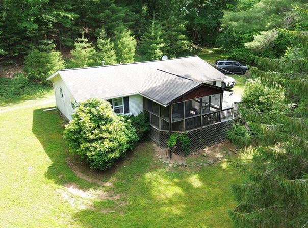 4262 Steven Hole Run Rd, Buckeye, WV 24924