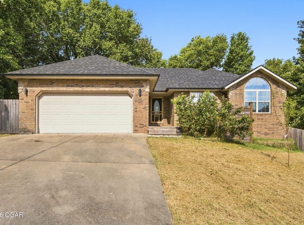 809 S 14th Avenue, Ozark, MO 65721
