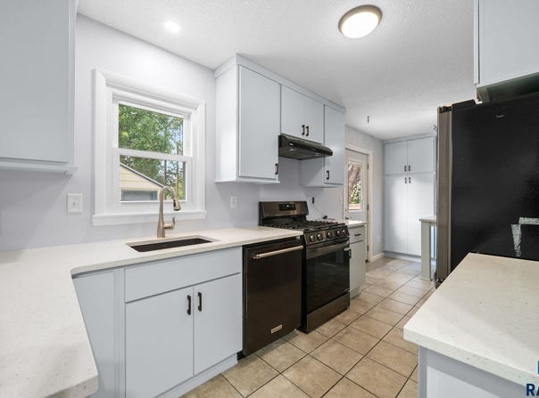 913 S Williams Ave, Sioux Falls, SD 57104