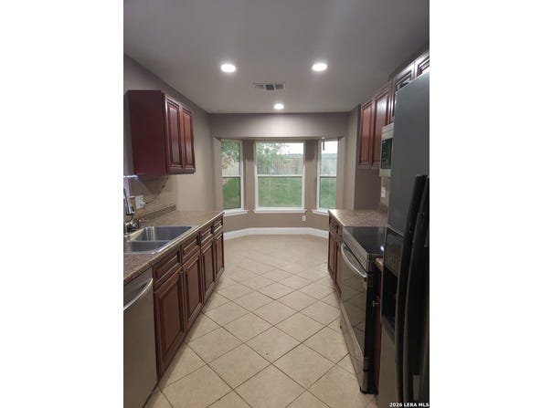 5005 Crestwood Dr, Schertz, TX 78108