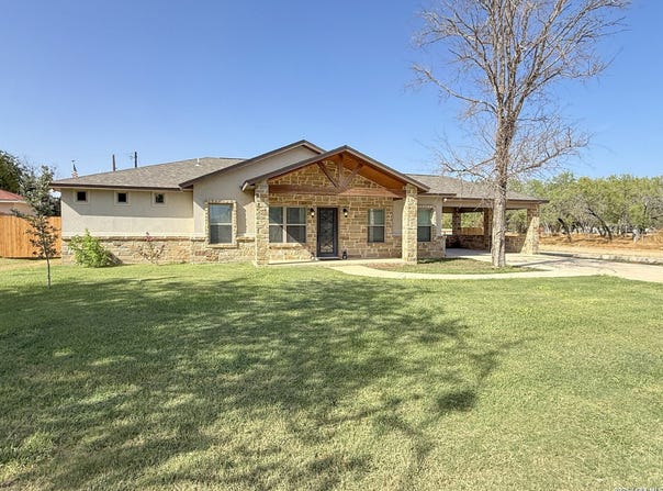 300 BLUEBONNET AVE, Devine, TX 78016
