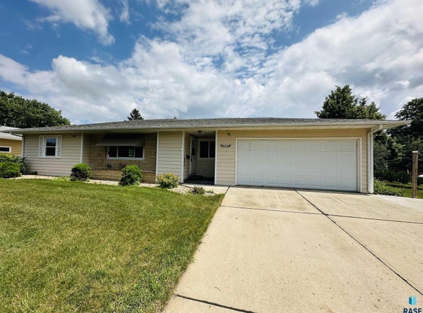 512 Division Ave, Madison, SD 57042