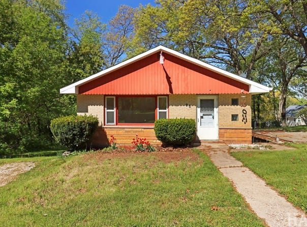 26 Woodland Avenue, Fox Lake, IL 60020